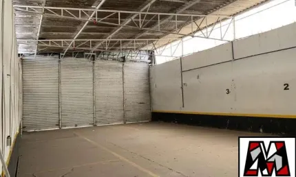 Prédio comercial com salão frontal para fins comerciais
