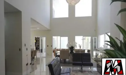Casa em condominio fechado de alto padrão com 05 suites e piscina.
