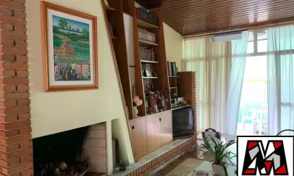 Casa térrea a venda em jundiaí, bairro nobre, com 04 dormitórios, quintal enorme, 04 vagas cobertas, estuda permuta.