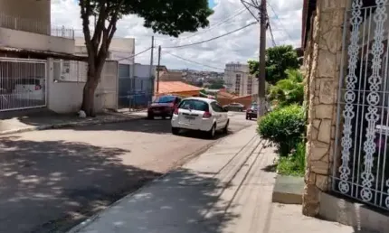 Linda casa térrea com outra casa coligada, para renda ou segunda moradia. Junto, um salão comercial.