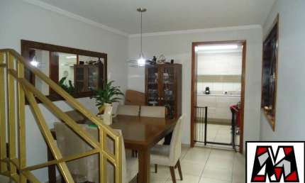 Casa, sobrado a venda, com 02 dormitórios, 04 vagas de garagem, bem localizada, aceita permuta por apartamento.