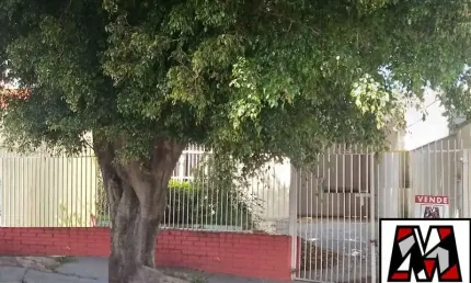 Vende casa totalmente plana em local privilegiado, de fácil acesso, 03 vagas de garagem.