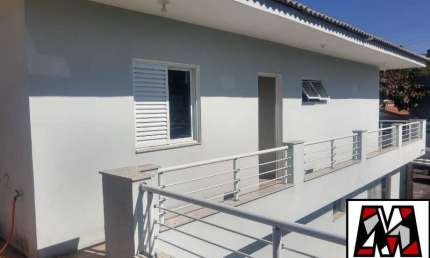 Vende ou permuta casa em local privilegiado, de fácil acesso, aceita permuta.