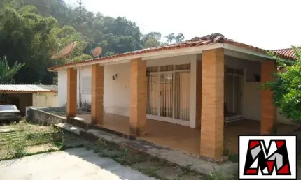 Casa térrea, desocupada, avarndada, excelente localização.