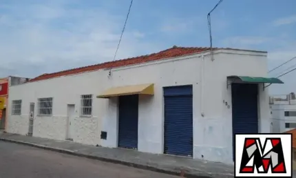 Imóvel comercial na Rua Brasil,  salão mais salas, aceita permuta.