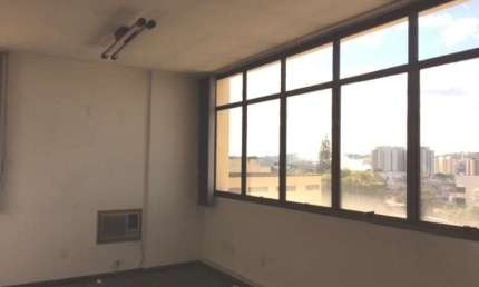 Sala comercial no centro, prédio ACMCJ, desocupada, estuda permuta, com 01 vaga de garagem coberta