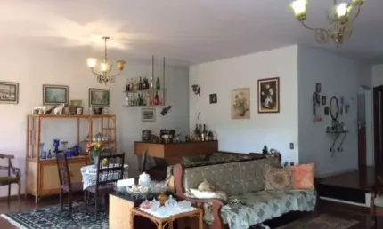 Casa para fins residenciais ou comerciais, estilo colonial, permuta