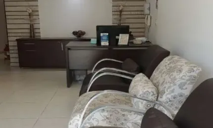 Casa comercial para consultório, clínica, excelente localização, 01 vaga de garagem, reformada.