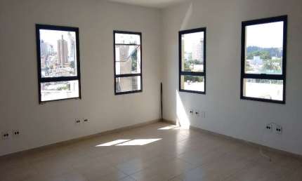 Ótima localização - próximo centro comercial Vila Arens