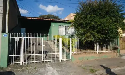 Casa térrea com 03 dormitórios, edícula, quintal na vila rami