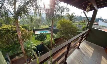 Torres de São José - com piscina e pomar, parte alta do bairro