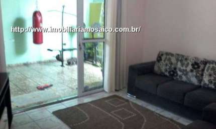 Casa ampla com ótima edícula, quintal e duas vagas de garagem