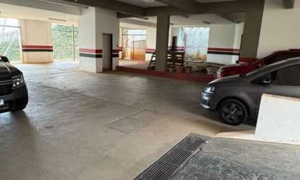 VENDO CASA COMERCIAL AMPLA COM VÁRIAS SALAS E 15 VAGAS.
