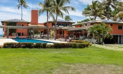 Casa de alto padrão de 7 suítes frente ao mar em busca vida