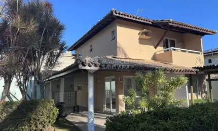 Casa 4/4, sendo 2 suítes em condomínio fechado - Buraquinho