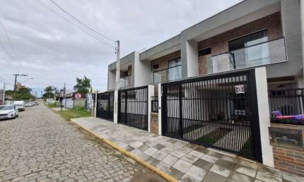 SOBRADO NO CENTRO DE BALNEARIO PIÇARRAS A 500 METROS DA PRAIA