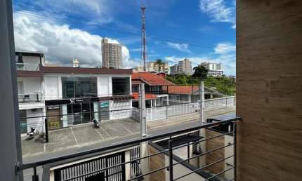 SOBRADO NO CENTRO DE BALNEARIO A MENOS DE 150 METROS DA PRAIA