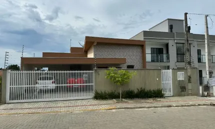 Linda casa em otima localização bairro itacolomi pertinho da praia