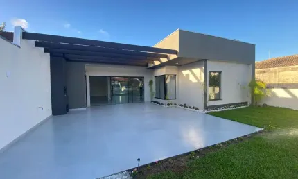 Linda casa apenas 600 metros da praia sozinha no quintal