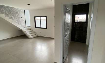 LINDO SOBRADO PROXIMO A PRAIA COM TRES QUARTOS SENDO UMA SUITE