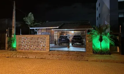 LINDA CASA PROXIMO A PRAIA COM TRES QUARTOS SENDO UMA SUITE