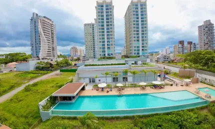 Apartamento frente mar com 4 dormitorios semi mobiliado pé na areia