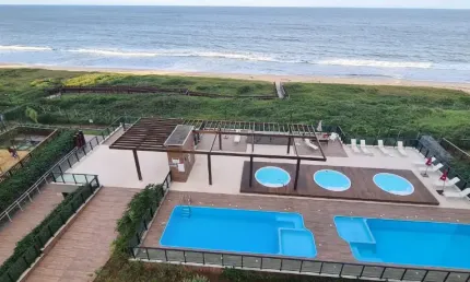 Apartamento com dois quartos frente mar pé na areia semi mobiliado