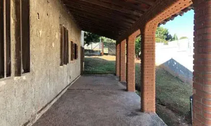 Casa construida e você faz o acabamento do seu gosto no condomínio terras de itaici