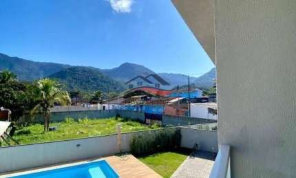 Casa nova com piscina a 300 metros da Praia do Massaguaçu