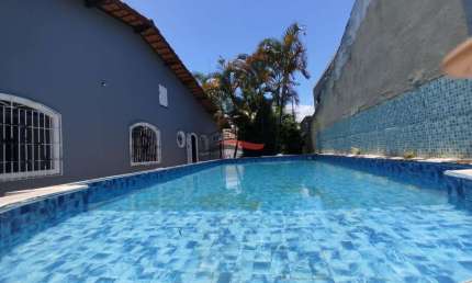 Casa com 3 dormitorios, piscina, 200m da Praia das Palmeiras - Caraguatatuba/SP