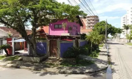 Sobrado à venda no bairro Indaiá em Caraguatatuba - com localização privilegiada.