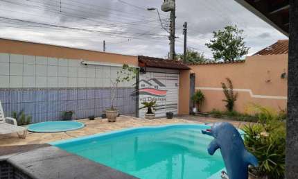 Casa com 4 Quartos e 3 banheiros à Venda, 198 m² por R$ 850.000