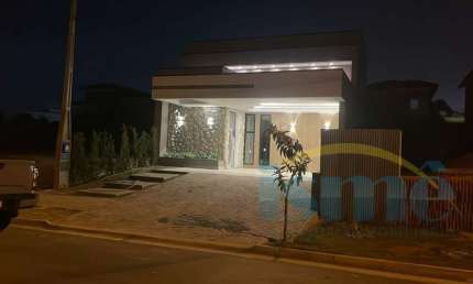Casa térrea em Condominio c/ 3 Dorms., sendo 1 suíte