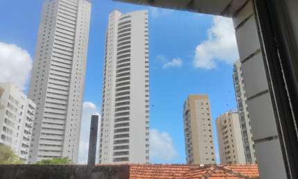 3  quartos a 100 metros da Pracinha e praia de Boa Viagem.