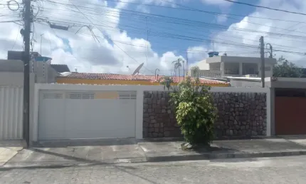 Todo o piso novo, ferragens novas, banheiros novos, portão novo