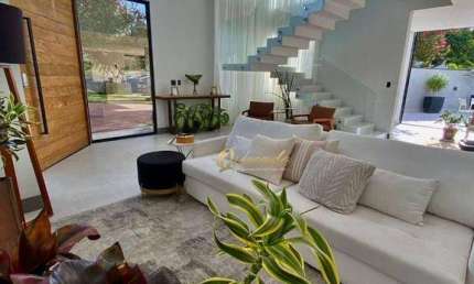 Sobrado novo, à venda, 4 suítes, planejados, piscina, condomínio Santa Clara, Indaiatuba.