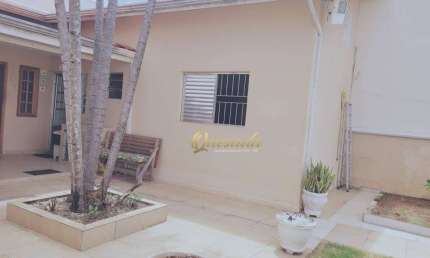 Casa térrea à venda, 2 dormitórios, 1 suíte, amplo quintal, Jardim Regina, Indaiatuba.