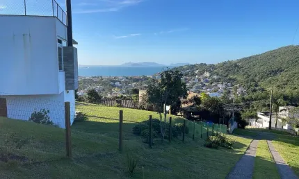 Terreno espetacular, com vista para toda a baia de Garopaba, localização privilegiada.