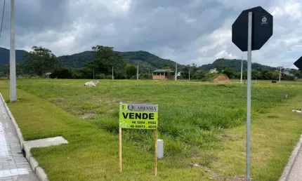 Lindo lote em um empreendimento de apenas 38 lotes, em área super reservada