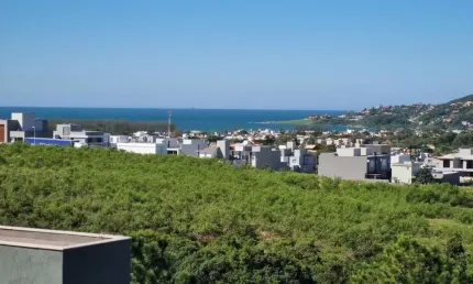 Excelente residência com vista exuberante para o mar da baia de Garopaba