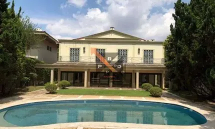 Casa excepcional no morumbi com 960m²a.c-ótimo lazer, contando com piscina e ampla área verde. possui armazém privativo, sacada, lareira