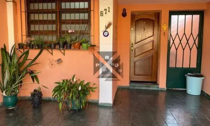 Casa térrea na Mooca - 2 dormitórios-cozinha americana- quintal lateral-forno de pizza-edícula e 2 vagas