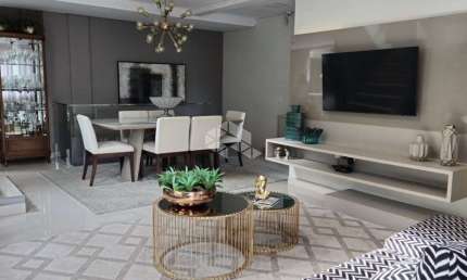 Casa sem mobiliada com três suítes no Córrego Grande, Florianópolis/SC