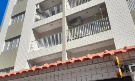 Apartamento 2 dormitórios no canto do forte 250m do mar