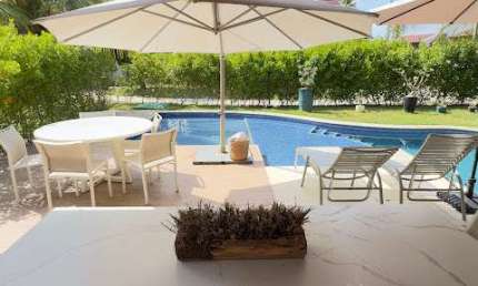 VENDE-SE LINDO BANGALÔ REFORMADO - 3 SUÍTES + DEPENDÊNCIA COMPLETA - MURO ALTO