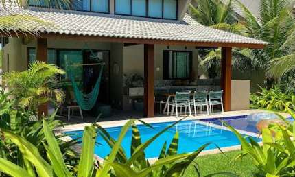 VENDE-SE LINDO BANGALÔ FINAMENTE REFORMADO E MOBILIADO - 169M² - MURO ALTO