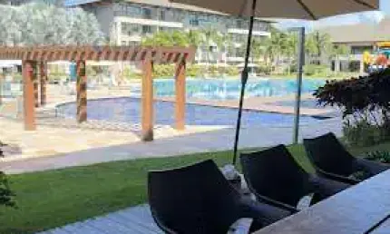 Vende-se flat - 2 qtos (1 suíte) - térreo - frente piscina  - 60 m² - muro alto/pe