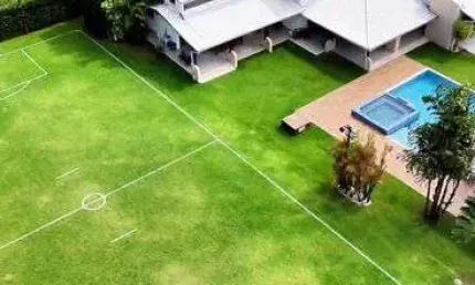 Casa em Lauro de Freitas com 5|4, 04G e 1370M² | Terreno de 3998M² (Porteira Fechada)