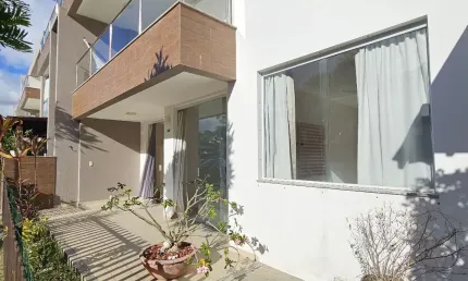 Apartamento térreo tipo garden com três quartos e varanda em buraquinho