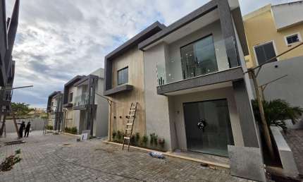 EXCELENTE CASA SOLTA EM CONDOMÍNIO FECHADO EM VILAS DO ATLÂNTICO / IPITANGA
